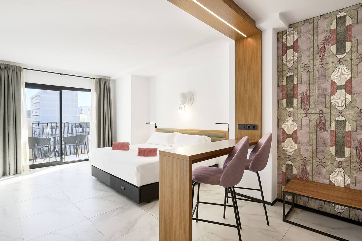 superior double room, balcony | 1 bedroom, premium bedding, minibar, in-room safe