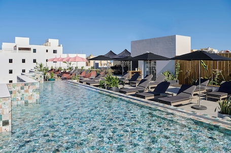 Una piscina al aire libre de temporada. Stic Urban Hotel & Spa