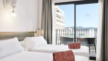 Junior Studio Suite, Balcony | Premium bedding, minibar, in-room safe, desk