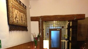 Una sala de estar acogedora con chimenea, un comedor con mesa y sillas, y una cocina con refrigerador.