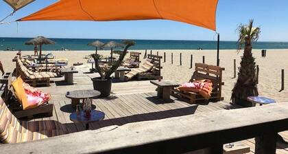 Charming 2-Bedroom Villa with Terrace, 6 Guests, Near Beach and Port, Fully Equipped!