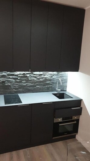 Refrigerador con freezer, placa de cocina, utensilios de cocina