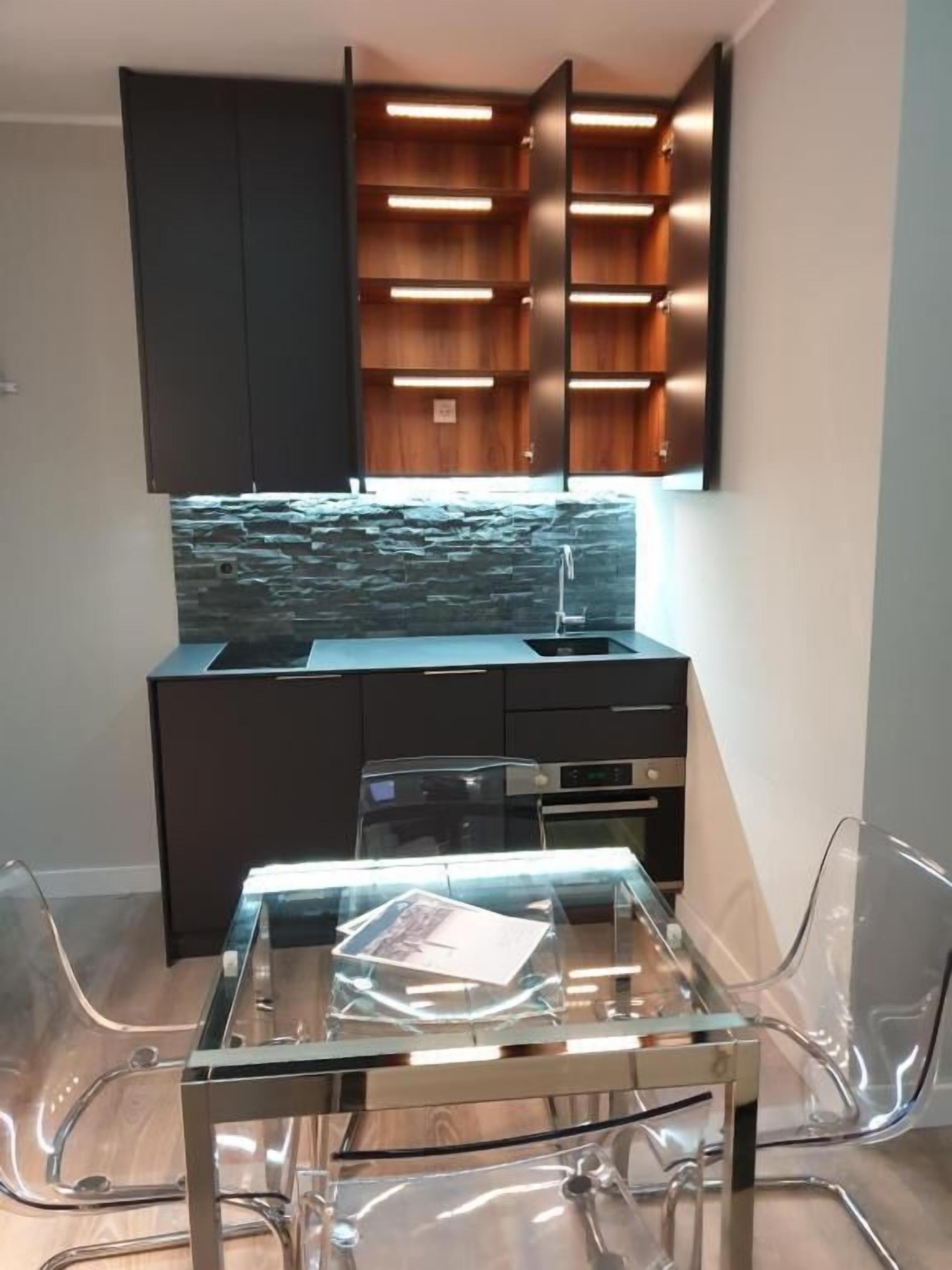 Refrigerador con freezer, placa de cocina, utensilios de cocina