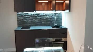 Refrigerador con freezer, placa de cocina, utensilios de cocina