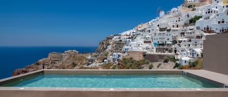 Sesongbasert utendørsbasseng, bassengparasoller og solsenger