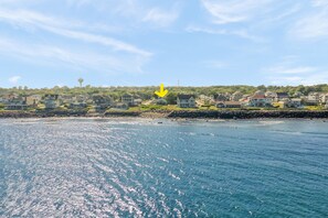Vlak bij het strand, ligstoelen aan het strand, strandlakens