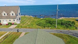 A coastal house with a paved driveway and a grassy area. - 6 Bedroom House, Ocean View, A/C, One Floor, Less than 1 Mile to Beach (Narragansett)