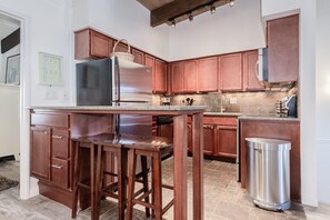 ثلاجة، ميكروويف، فرن، موقد طهي مسطح