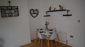 Dining - Executive Apartment Cardiff City Centre (Cardiff)