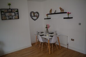 Dining - Executive Apartment Cardiff City Centre (Cardiff)