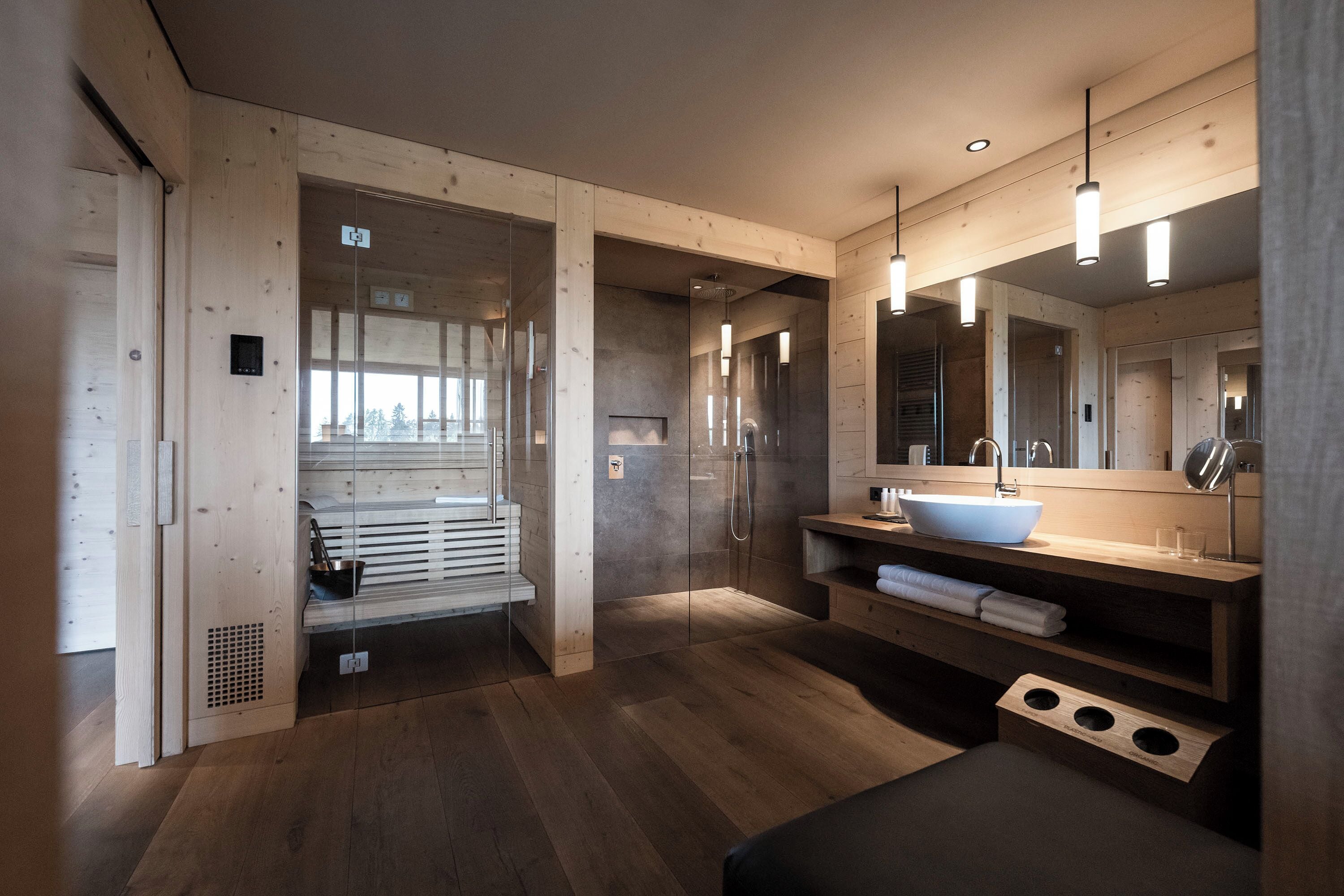 Junior Suite, Sauna | Bathroom | Shower, free toiletries, hair dryer, bathrobes