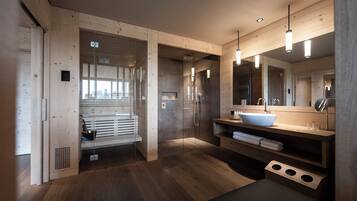 Junior Suite, Sauna | Bathroom | Shower, free toiletries, hair dryer, bathrobes
