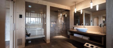 Suite junior, sauna | Baño | Regadera, amenidades de baño gratuitas, secadora de cabello, batas