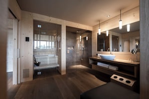 Junior Suite, Sauna | Bathroom | Shower, free toiletries, hair dryer, bathrobes