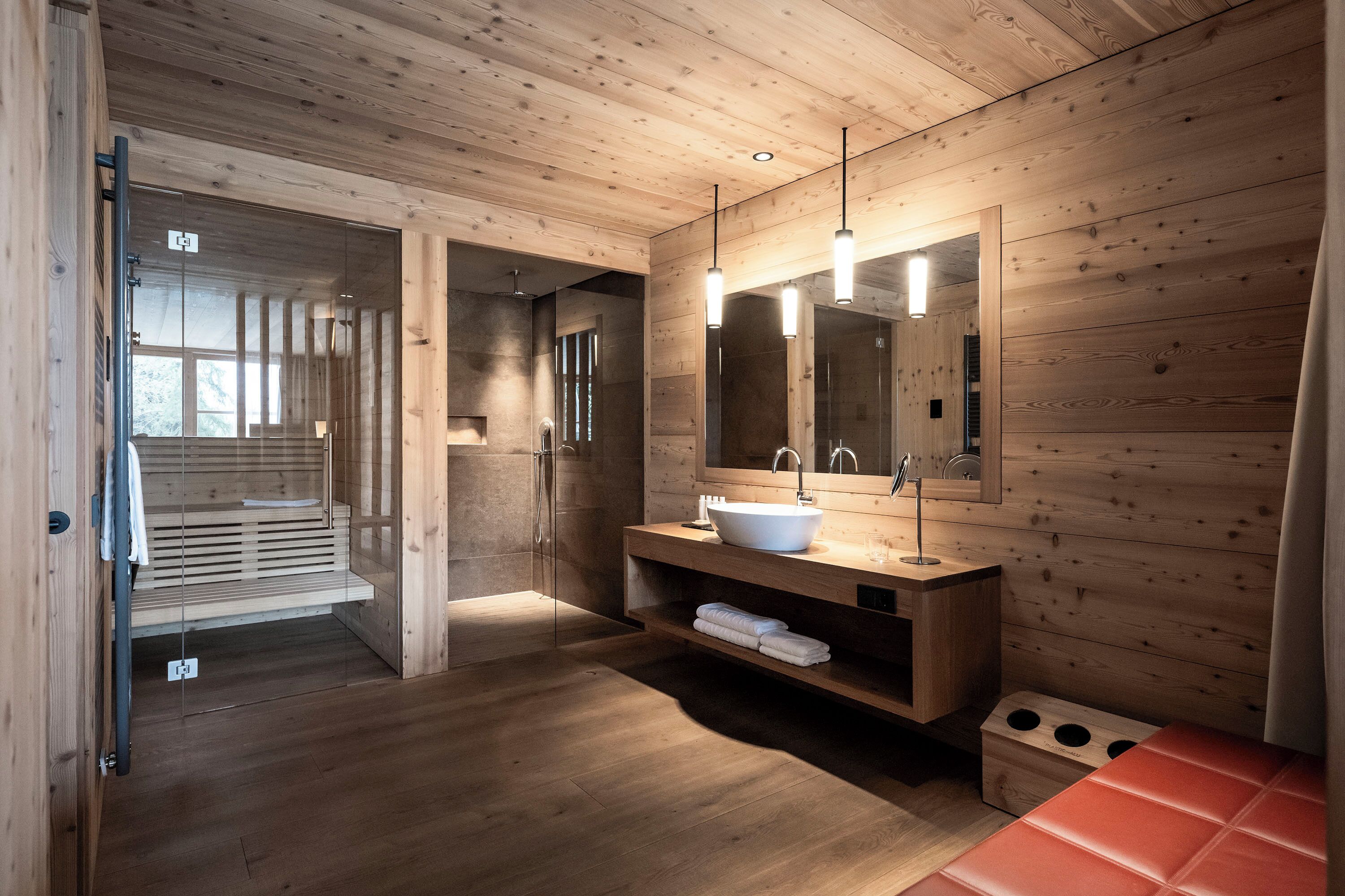 Douche, articles de toilette gratuits, sèche-cheveux, peignoirs