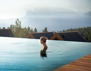 Piscina coperta, piscina all'aperto, lettini