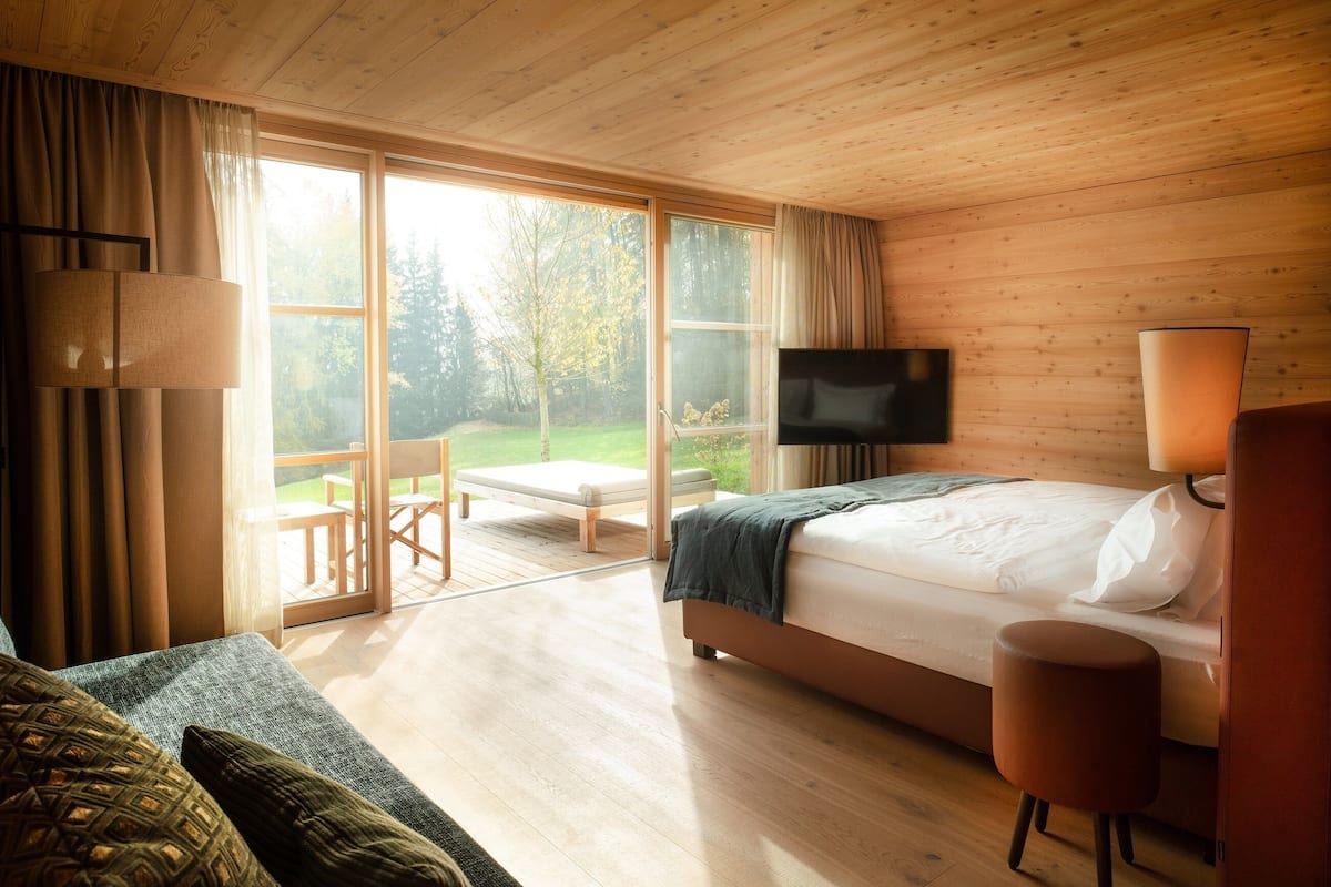 Minibar, coffres-forts dans les chambres, bureau, Wi-Fi gratuit