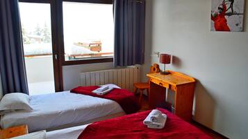 Een bureau, een strijkplank/strijkijzer, gratis wifi, beddengoed