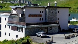 Un bâtiment sur lequel on peut lire l’inscription « Le Torp Inn », situé devant un paysage montagneux aux sommets enneigés.