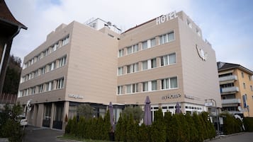 Vista frontal de la propiedad