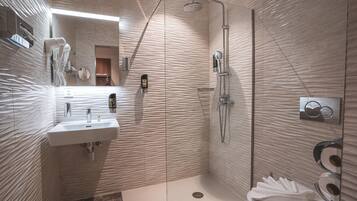Phòng Tiêu chuẩn | Phòng tắm | Buồng tắm vòi sen, vòi sen phun mưa, máy sấy tóc, khăn tắm
