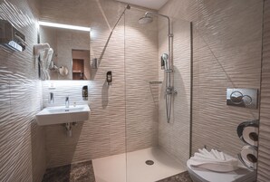 Ducha, cabezal de ducha tipo lluvia, secador de pelo, toallas