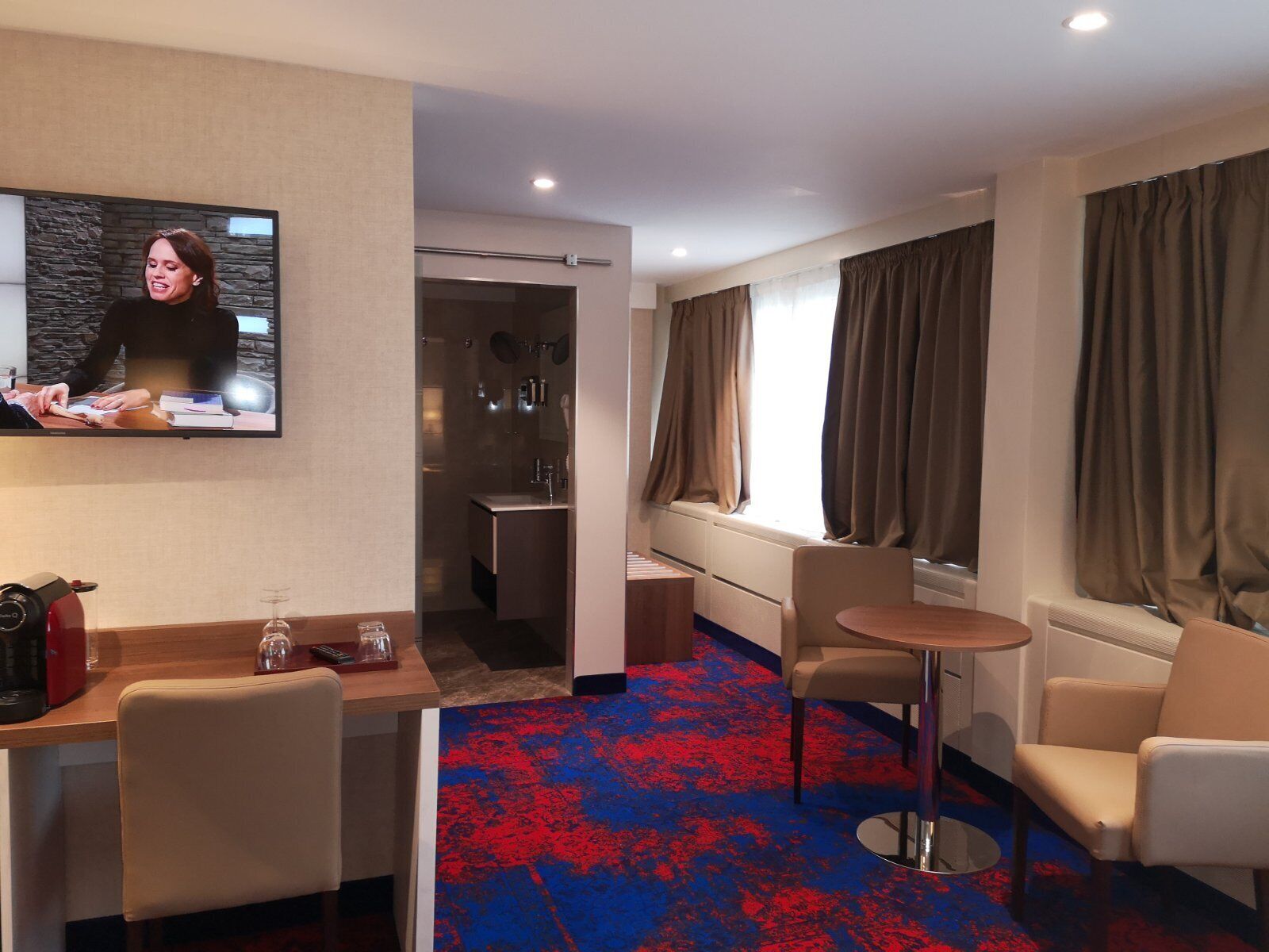 junior studio suite | living area | 43-inch lcd tv with digital channels, tv