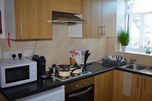 Luxury Apartment | Private kitchen | Full-sized fridge, microwave, oven, stovetop - Luxury Apartment - Central Cardiff (Cardiff)