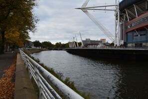 City view from property - Luxury Apartment - Central Cardiff (Cardiff)