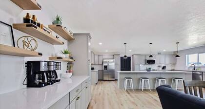 Massive Gathering Home with Ballroom - Sleeps 32+