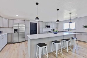 Réfrigérateur, four à micro-ondes, un four, surface de cuisson