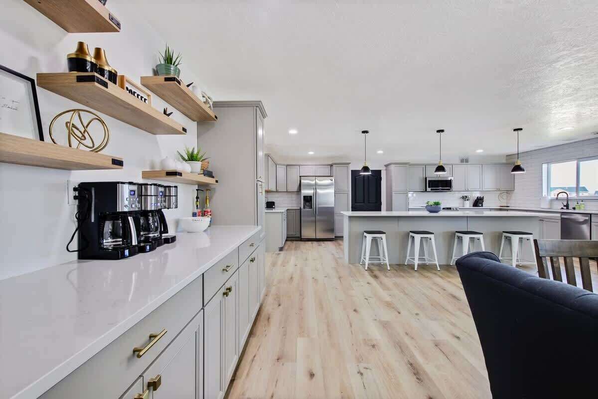 Een koelkast, een microgolfoven, een oven, een kookplaat