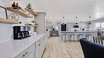 Een koelkast, een microgolfoven, een oven, een kookplaat