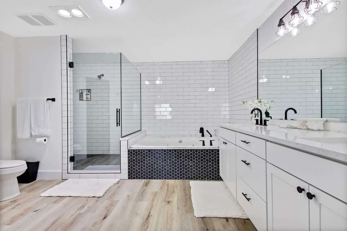 Combined shower/tub, hair dryer, towels, shampoo