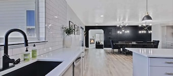 Massive Gathering Home with Ballroom - Sleeps 32+
