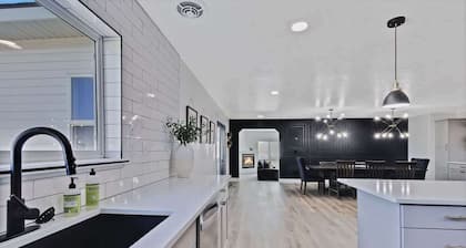 Massive Gathering Home with Ballroom - Sleeps 32+