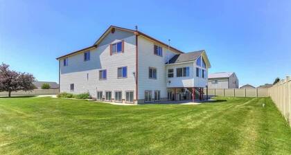 Massive Gathering Home with Ballroom - Sleeps 32+