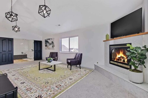 Massive Gathering Home with Ballroom - Sleeps 32+