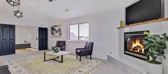 Massive Gathering Home with Ballroom - Sleeps 32+