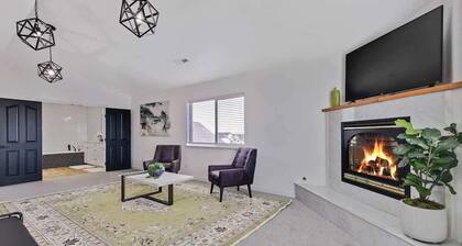 Massive Gathering Home with Ballroom - Sleeps 32+