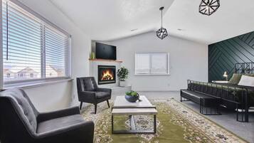 Fernseher, Kamin, Bücher