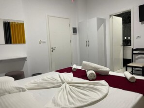 Habitación doble, balcón | Escritorio, insonorización, wifi gratis y ropa de cama 