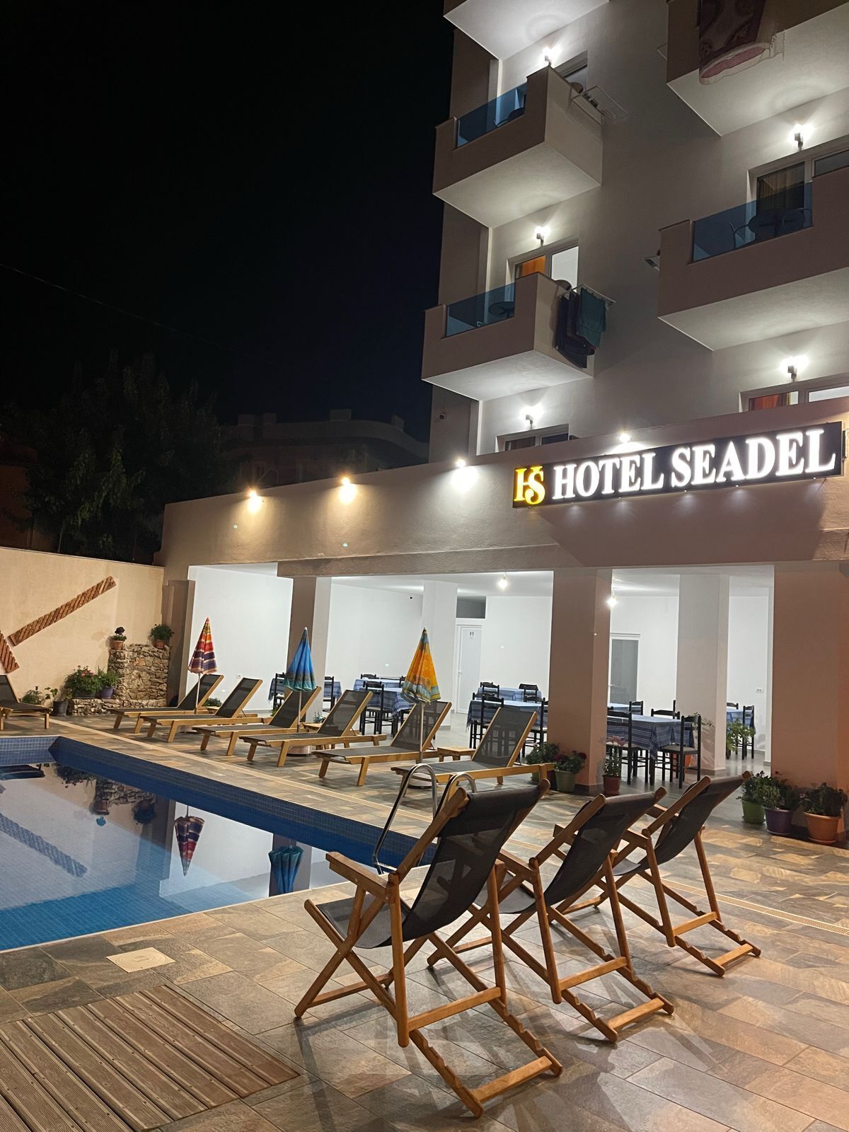 Una piscina al aire libre de temporada