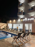 Una piscina al aire libre de temporada