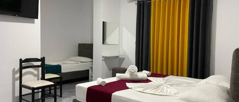 Escritorio, sistema de insonorización, wifi gratis y ropa de cama