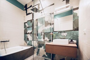 Bathtub, hair dryer, shampoo - Apartments Florence- Oblate Exclusive View	 (Firenze)