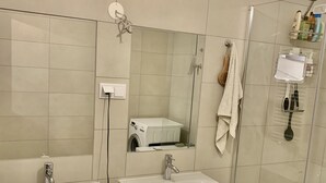 A modern bathroom with two sinks, a mirror, a shower, and a toilet. - Central luxury apartment close to Prater / Messe / WU (Leopoldstadt)