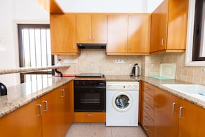 Deluxe Villa, Pool Access | Private kitchen