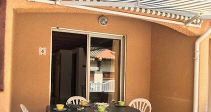 Villa con Terraza para 5 Personas en Barrio Tranquilo, Cerca de la Playa