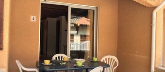 Charming 2-Bedroom Villa with Terrace, Parking, 600m from Beach, Sleeps 5 - La Franqui